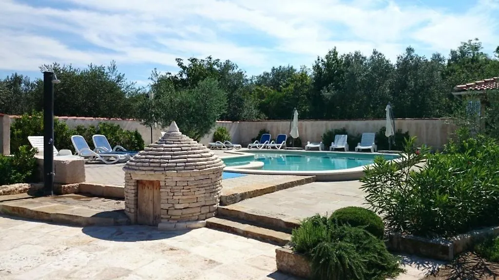 Apartments Villa Oliva Peroj 0*,